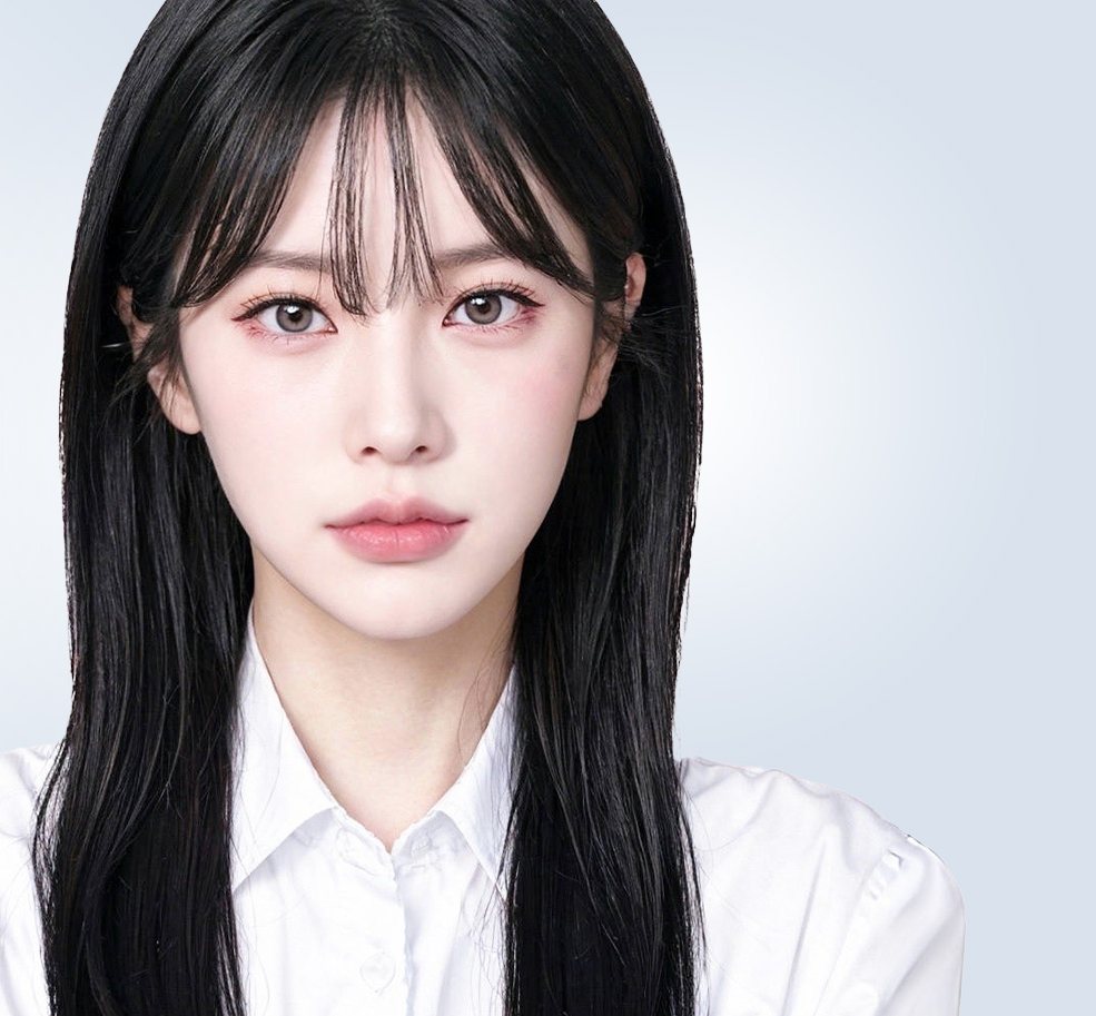 앞머리 긴 생머리에 흰 셔츠를 입은 여성 모델(정면)