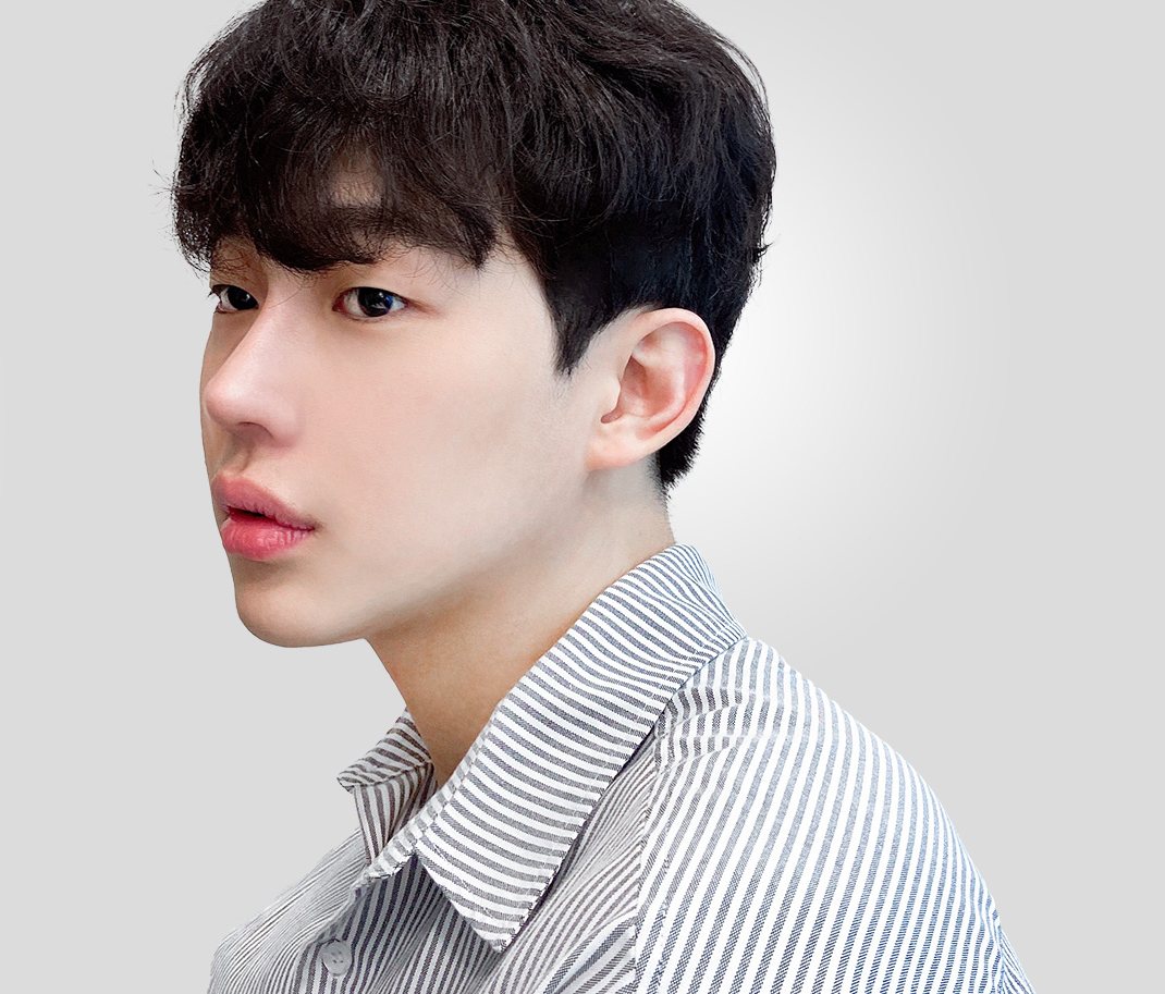 줄무늬 셔츠를 입은 남성 모델(옆모습)