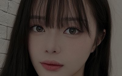 리얼셀피 — 앞머리 있는 긴 머리 여성 셀카(얼굴 윗부분)