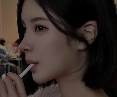 리얼셀피 — 막대사탕을 문 단발 여성 옆모습 셀카