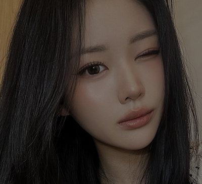 리얼셀피 — 윙크하는 긴 머리 여성 셀카