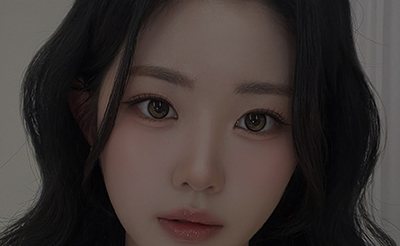 리얼셀피 — 긴 웨이브 머리 여성 셀카(얼굴 윗부분)