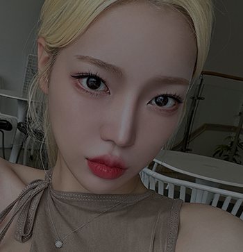 리얼셀피 — 금발 묶음머리 여성 셀카