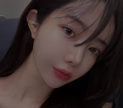 리얼셀피 — 고개를 기울인 긴 머리 여성 셀카